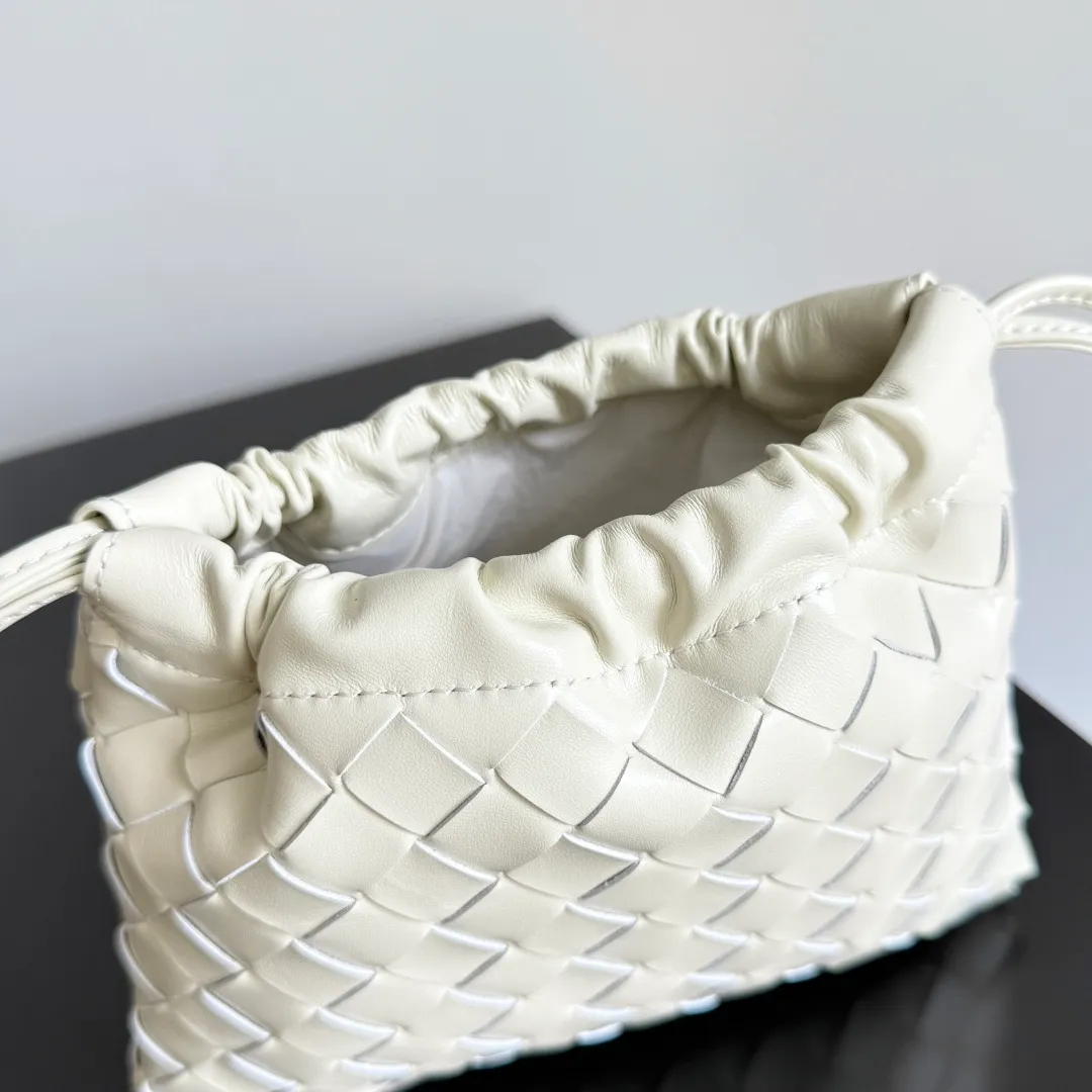 Batch 1400 BOTTEGA VENETA DUSTBAG mini size is officially launched📣📣. It still continues the classic weaving process. The lazy and casual feeling presented by the drawstring pockets is not too suitable for summer. The small back body is light and convenient. It is enough to carry lipstick and tissues when going out every day. It is not easy to make mistakes with any clothes. The shoulder strap has a buckle and pull-out design, which can be adjusted to unlock multiple carrying methods. Style number: 816987 Size: 21*16.6*1cm